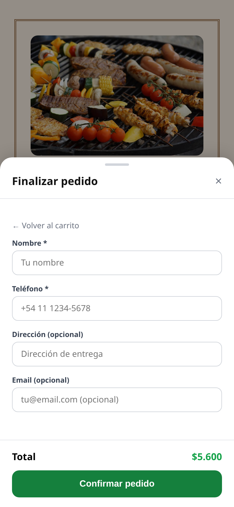 El checkout en el celular, con los datos del cliente y el total